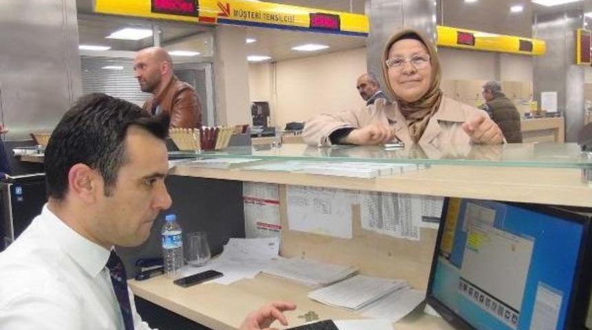 İlk Maaşını Almaya Torunu Ile Geldi