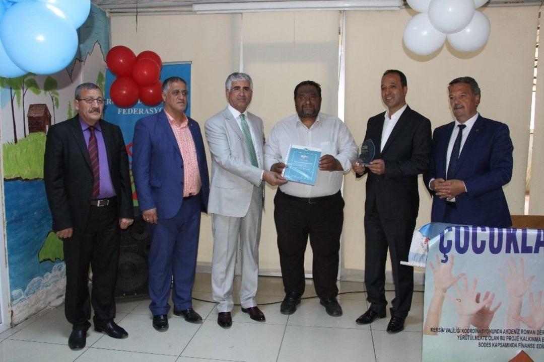 Romanlar Avrupa Komisyonundan Aldıkları &Ouml;d&uuml;l&uuml; Roman Havasıyla Kutladı