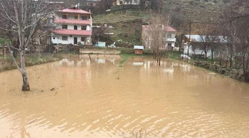 G&uuml;m&uuml;şhane&rsquo;De Sağanak Yağış : Dere Taştı, Pirahmet K&ouml;y&uuml;nde 4 Ev Boşalıldı