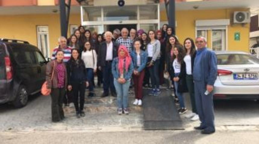 &Ouml;ğrenciler&rsquo;den Huzurevi Ziyareti