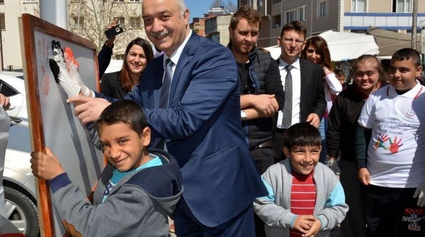 &Ccedil;ocuklar Elleriyle Resim Yaptı