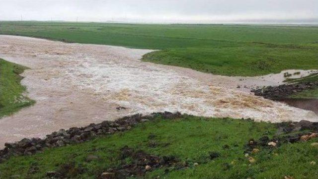 Yağışla Birlikte Gölette Biriken Sular, Üzerinden Yol Geçen Seti Ikiye Ayırdı