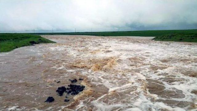 Yağışla Birlikte Gölette Biriken Sular, Üzerinden Yol Geçen Seti Ikiye Ayırdı