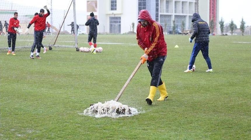 Evkur Yeni Malatyaspor Yağmurda Göle Dönüşen Sahada Çalıştı