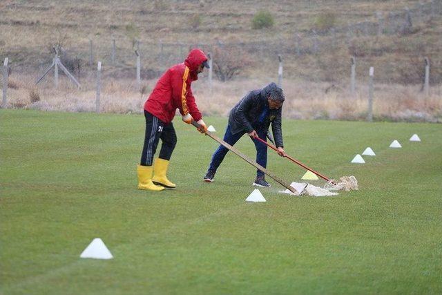 Evkur Yeni Malatyaspor Yağmurda Göle Dönüşen Sahada Çalıştı