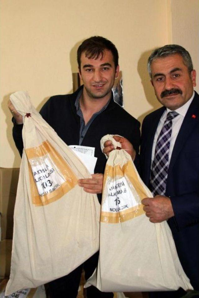 Referandum Torbaları Bazı Sandık Kurulu Başkanlarına Verildi