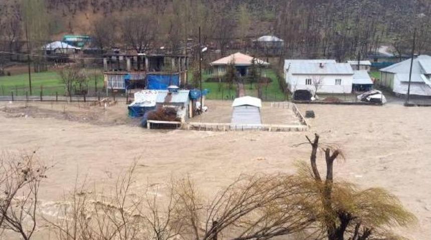 Beyt&uuml;şşebap'ta Sel Hayatı Fel&ccedil; Etti