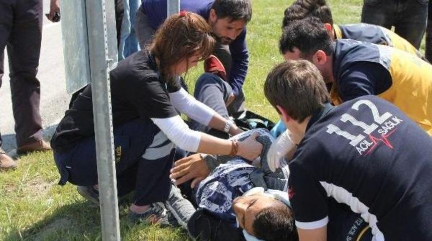 Otomobil Motosiklete &Ccedil;arptı: 2 Yaralı