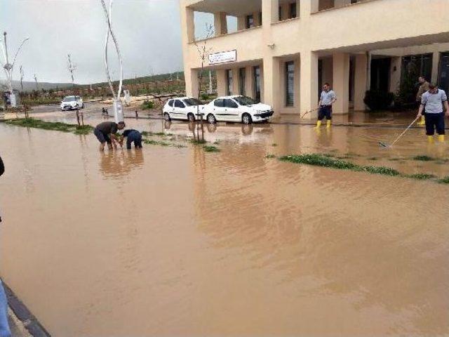 Mardin'de Fakülte Binasını Sel Suları Bastı