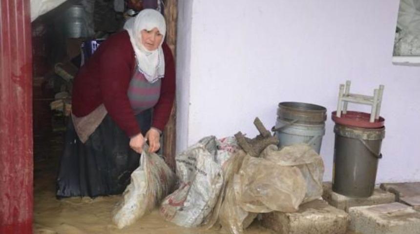 Karasu Taştı, Evler Su Altında Kaldı