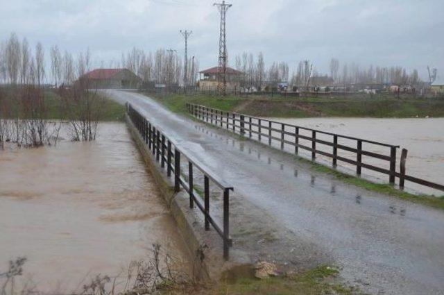 Karasu Taştı, Evler Su Altında Kaldı