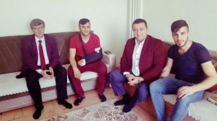 Başkan Bakıcı Ma&ccedil;ta Kolu Kırılan Oyuncuyu Evinde Ziyaret Etti