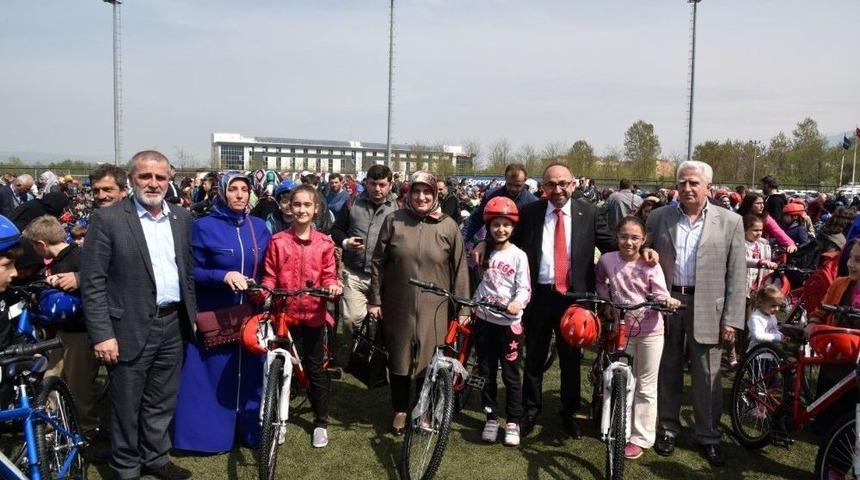 Kartepe&rsquo;de 2 Bin 350 &Ouml;ğrenciye Bisiklet Dağıtıldı