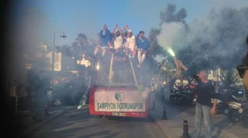 Bodrum Belediyesi Bodrumspor, &Uuml;st&uuml; A&ccedil;ık Otob&uuml;sle Tur Attı