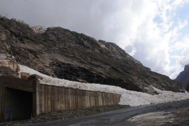 Hakkari'de Sel Ve Heyelan Yolları Kapattı (3)