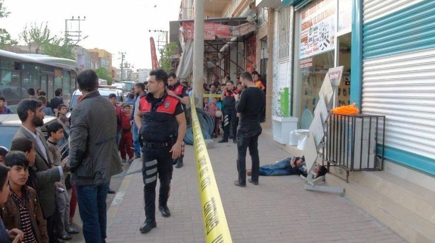 Telefonda Başlayan Tartışma Silahlı Kavgaya D&ouml;n&uuml;şt&uuml;: 3 Yaralı