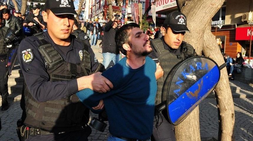 İzinsiz Bildiri Dağıtan Gruba Polis M&uuml;dahalesi