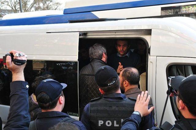 İzinsiz Bildiri Dağıtan Gruba Polis Müdahalesi