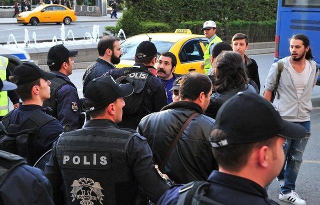 İzinsiz Bildiri Dağıtan Gruba Polis Müdahalesi