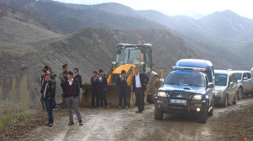 Selden Zarar G&ouml;ren Yolda Vatandaşlar Mahsur Kaldı