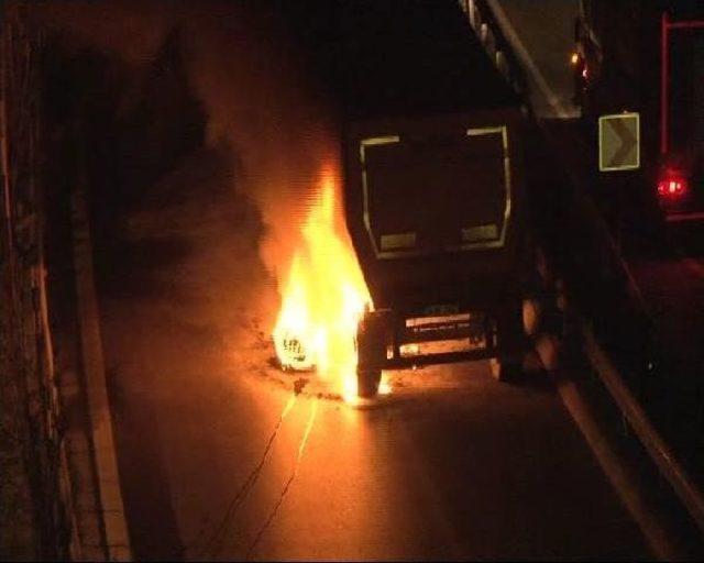 Hafriyat Kamyonunun Lastiği Patlayıp Alev Alev Yandı 2