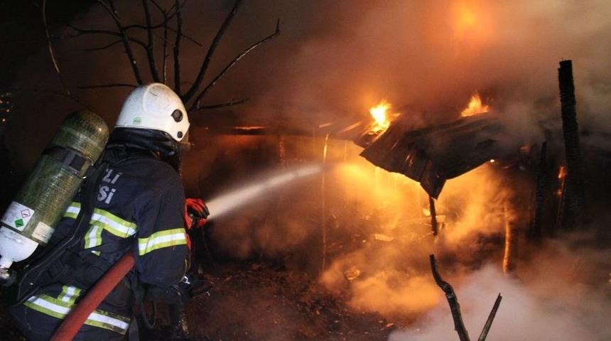 Elektrik Malzemeleri Deposu Alev Alev Yandı