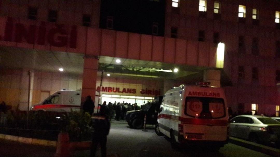 Sultangazi&rsquo;de &lsquo;dur&rsquo; İhtarına Uymayan Araca Polis Ateş A&ccedil;tı : 2 &Ouml;l&uuml;, 1 Yaralı