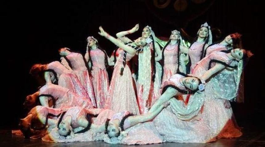 Dağıstan Devlet Halk Dansları'ndan Izleyenleri Heyecanlandıran G&ouml;steri