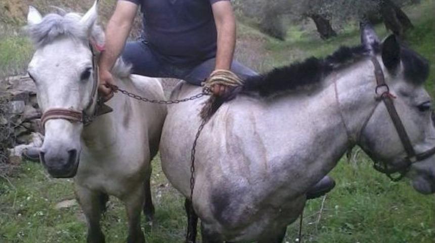 B&ouml;yle Jokey G&ouml;r&uuml;lmedi, Aynı Anda İki Ata Biniyor