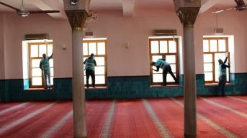 H&uuml;k&uuml;ml&uuml;ler Cami Temizledi