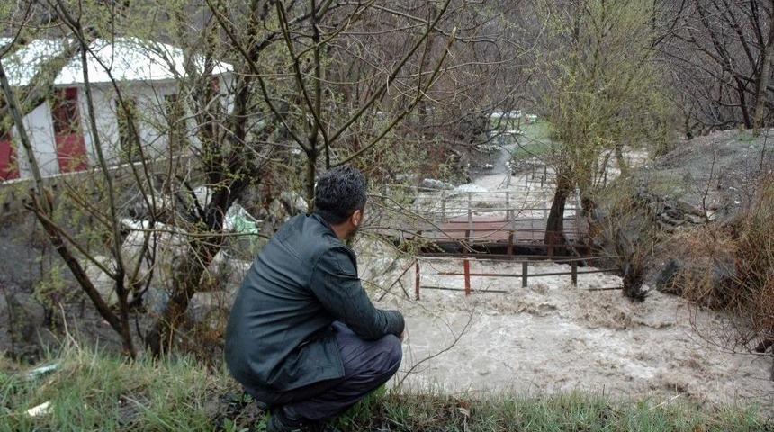 Debisi Y&uuml;kselen Zap Suyu Bir&ccedil;ok K&ouml;pr&uuml;y&uuml; Yerinden S&ouml;kt&uuml;