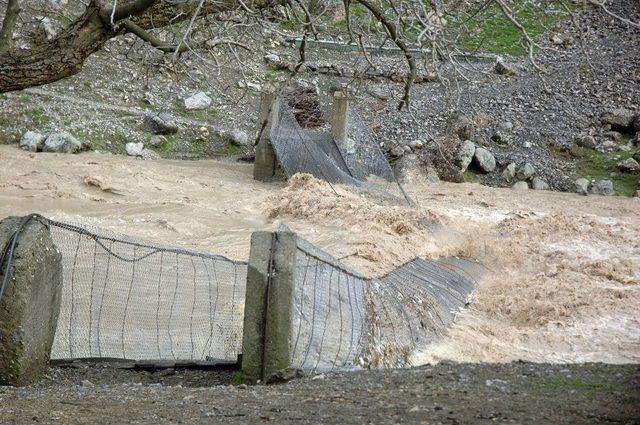 Debisi Yükselen Zap Suyu Birçok Köprüyü Yerinden Söktü