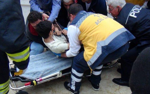 &Ccedil;ocuğun G&ouml;ğs&uuml;ne Demir Parmaklık Saplandı 1