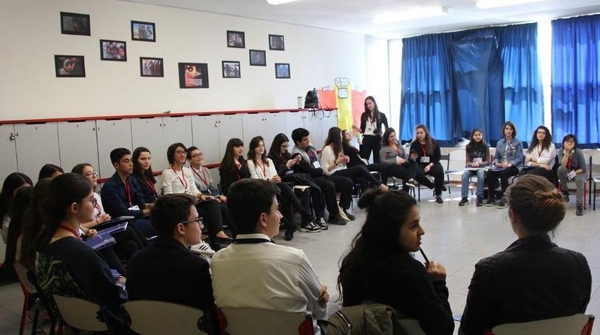 &rsquo;liseli Gen&ccedil; Eleştirmenler Sempozyumu&rsquo; B&uuml;y&uuml;k İlgi G&ouml;rd&uuml;