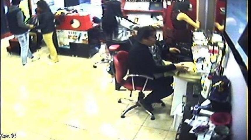 Kuaf&ouml;rdeki Hırsızlık G&uuml;venlik Kamerasında