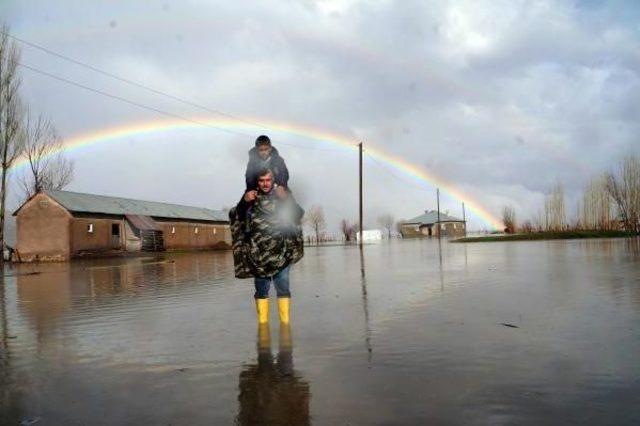 Yüksekova'da Dere Taşınca Köy Sular Altında Kaldı