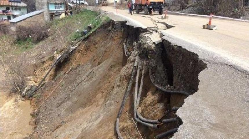 Şemdinli-Y&uuml;ksekova Karayoluna Heyelan D&uuml;şt&uuml; (2)