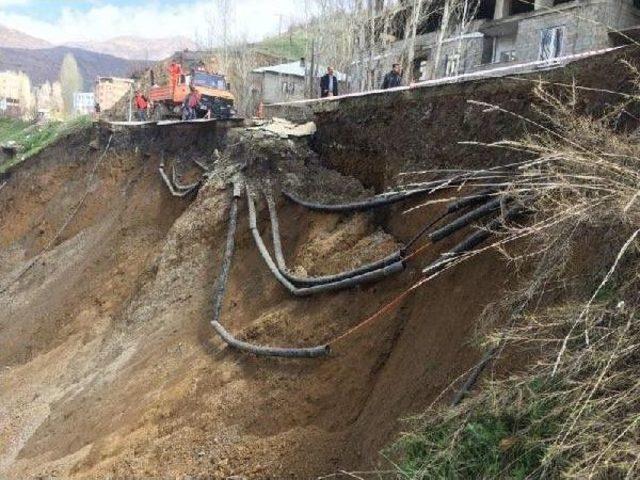 Şemdinli-Yüksekova Karayoluna Heyelan Düştü (2)