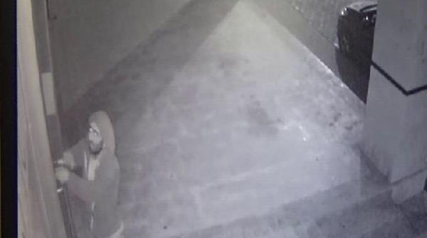 Bursa'da 7 Ayrı Işyerine Giren Hırsız Kamerada