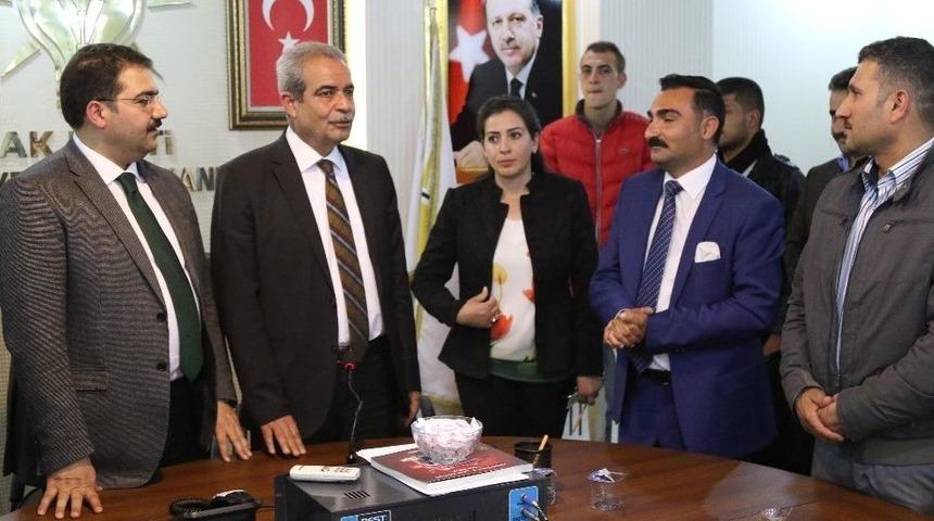 Demirkol Ak Partiye Katılanlara Rozetlerini Taktı