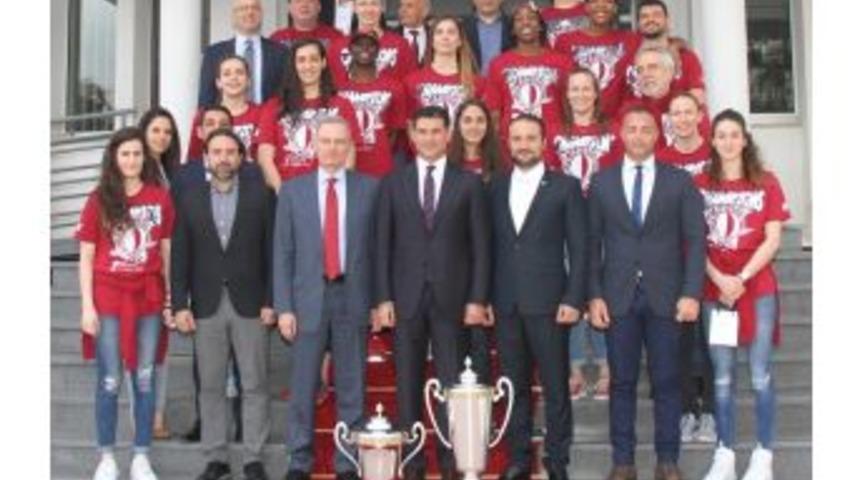 Başbakan &Ouml;zg&uuml;rg&uuml;n, Yd&uuml; Kadın Basketbol Takımı&rsquo;nı Kabul Etti