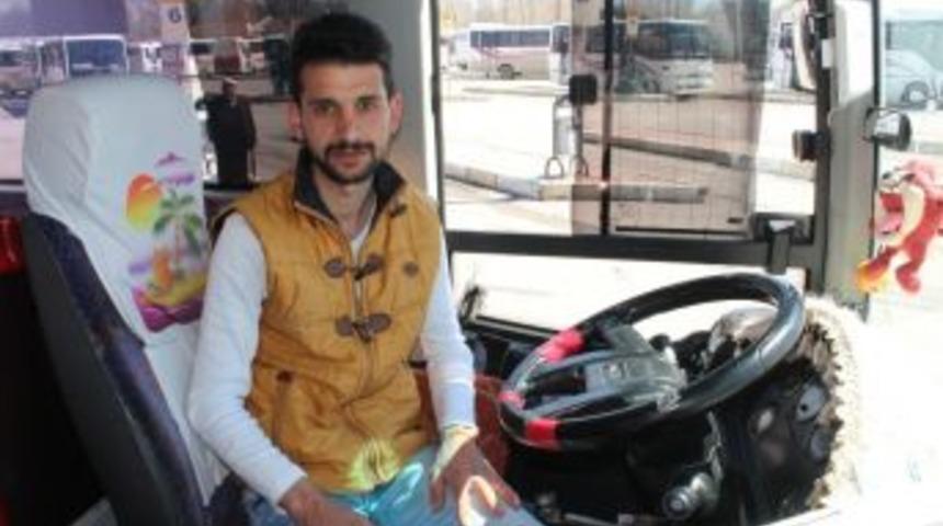 Kalp Krizi Ge&ccedil;iren Yolcuyu Halk Otob&uuml;s&uuml;yle Hastaneye Yetiştirdi