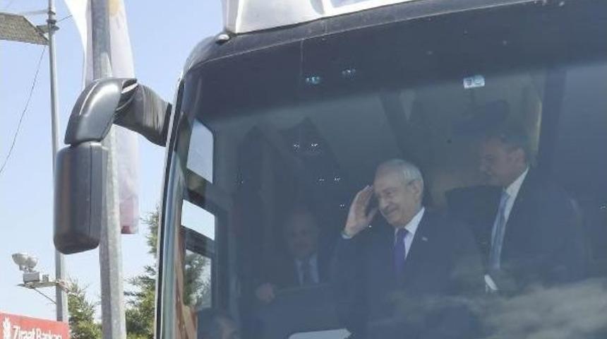 Kılıçdaroğlu, Başkentte Vatandaşlarla Çay Içti