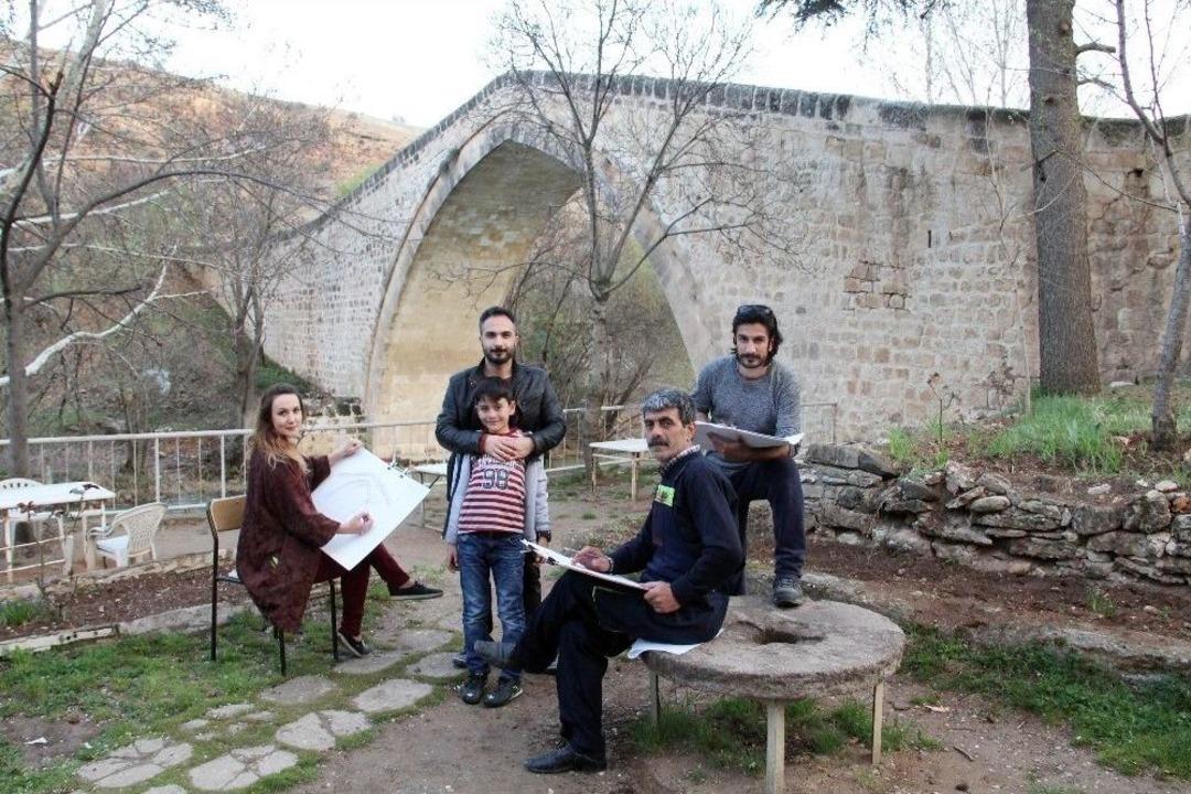 Ressam Gibi Resim Yapmayı &Ouml;ğrendiler