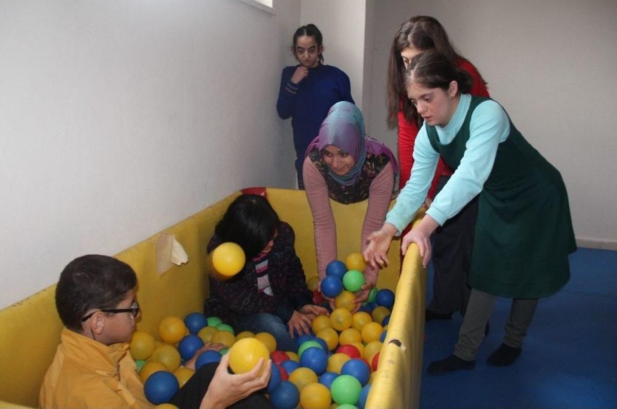 Ev Hanımıydı, &Ccedil;ocukların Sosyal Annesi Oldu