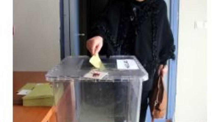 Gurbet&ccedil;i Vatandaşlar Referandum İ&ccedil;in Oylarını Kullanmaya Devam Ediyor