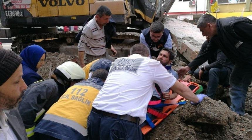 K&uuml;lt&uuml;r Sarayı Duvarı İş Makinesinin &Uuml;zerine Devrildi: 1 Yaralı