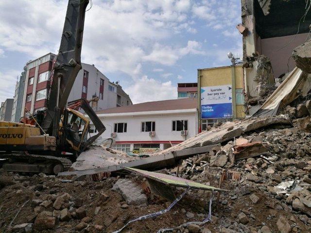 K&uuml;lt&uuml;r Sarayı Duvarı İş Makinesinin &Uuml;zerine Devrildi: 1 Yaralı 1