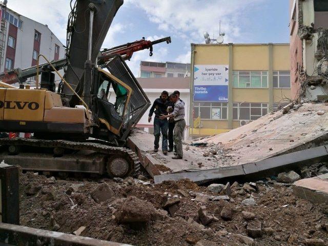 K&uuml;lt&uuml;r Sarayı Duvarı İş Makinesinin &Uuml;zerine Devrildi: 1 Yaralı 2