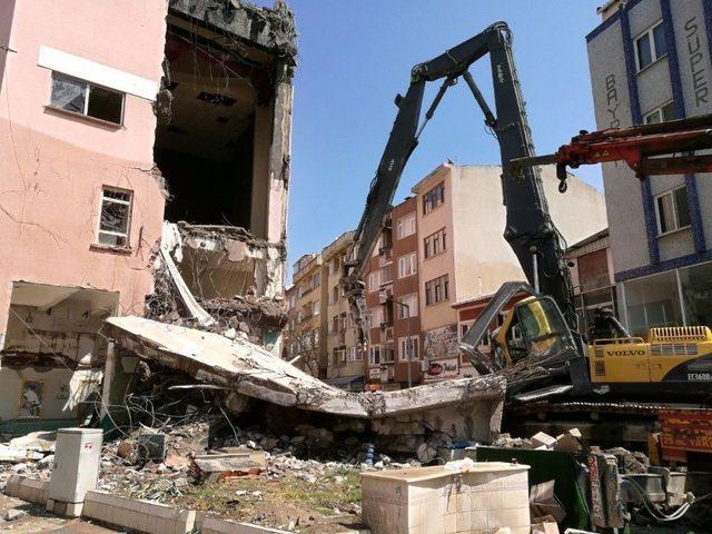 K&uuml;lt&uuml;r Sarayı Duvarı İş Makinesinin &Uuml;zerine Devrildi: 1 Yaralı 3